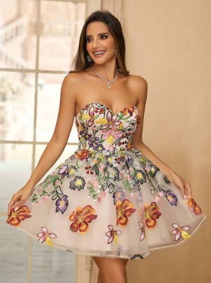 Wzorzysta sukienka mini odkryte ramiona (S)