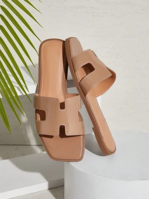 Brązowe lakierowane klapki (39,5)