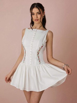 Biała sukienka mini hafty (M)