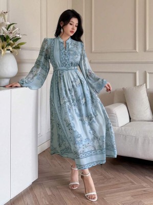Niebieska maxi sukienka stójka wzór (XL)