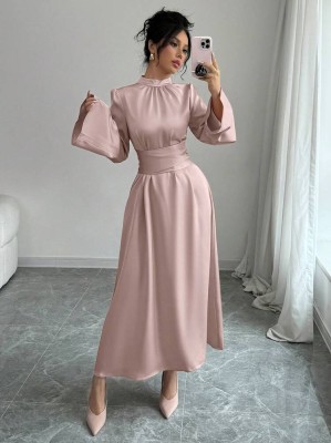 Różowa satynowa sukienka midi (XL)