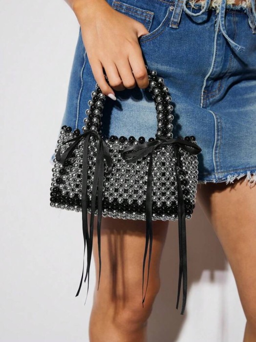 Mała zdobiona torebka kuferek