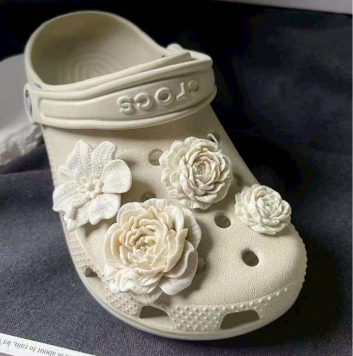 Jasnoszare ozdoby do butów 7 sztuk