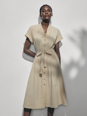 Beżowa sukienka midi pasek (M)