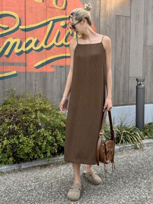 Teksturowana prosta brązowa sukienka (XL)