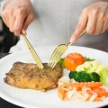 Złote plastikowe noże 10 sztuk