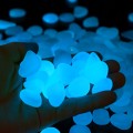 KAMIENIE-SWIECACE-Kamyki-Fluorescencyjne-NIEBIESKIE-SWIECA-CIEMNOSCI-50szt-Typ-dodatek-dekoracyjny.jpg