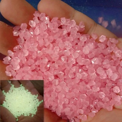 Różowe małe kamienie fluorescencyjne