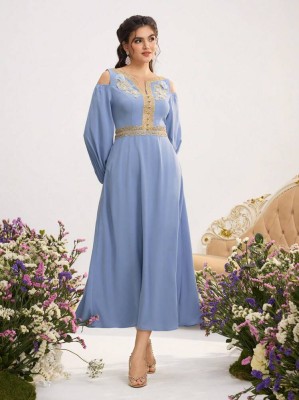 Niebieska sukienka midi cut out (L)