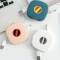 Biały organizer na kabel USB