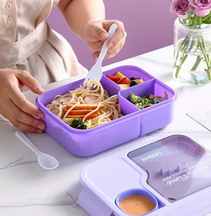Fioletowy pojemnik na lunch sztućce