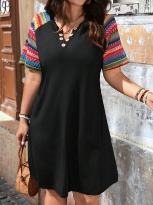 Czarna sukienka kolorowe rękawy (2XL)