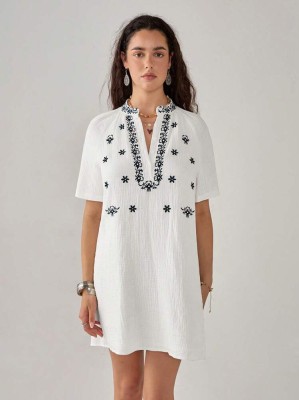 Biała sukienka mini hafty (S)