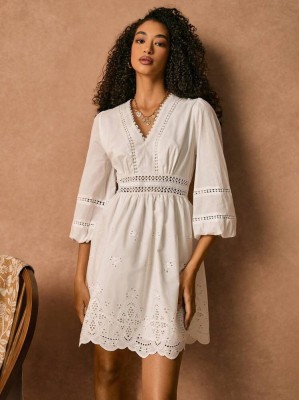 Biała sukienka mini hafty (XS)