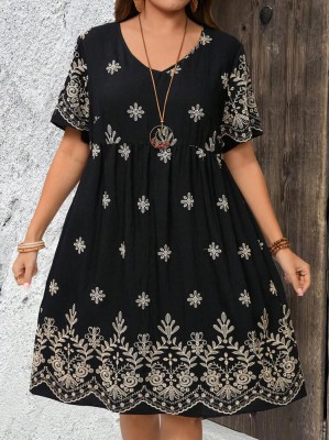 Czarna sukienka v neck hafty (4XL)