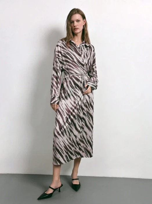 Satynowa kopertowa sukienka wzór (M)