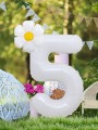 Białe balony cyfra 5 kwiat