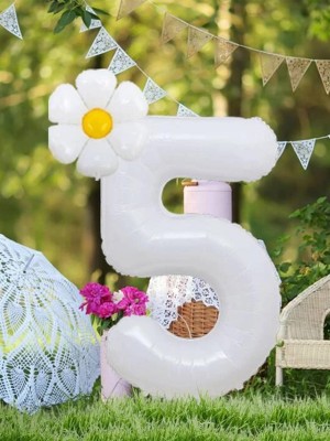 Białe balony cyfra 5 kwiat