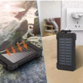 Czarny solarny powerbank kompas