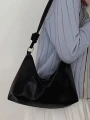 Czarna torebka typu hobo