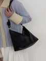 Czarna torebka typu hobo