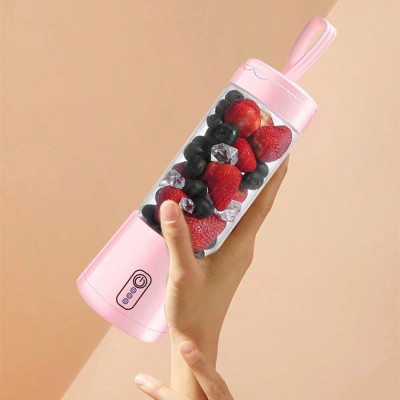 Jasnoróżowy przenośny blender