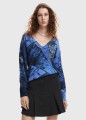 Niebieski sweter v neck wzór (M)