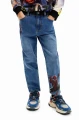 Niebieskie zwężane jeansy nadruk (7-8L)