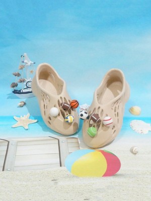 Beżowe gumowe chodaki przypinki (28/29)