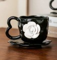 Czarny ceramiczny kubek podstawka
