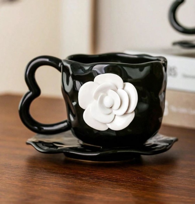 Czarny ceramiczny kubek podstawka