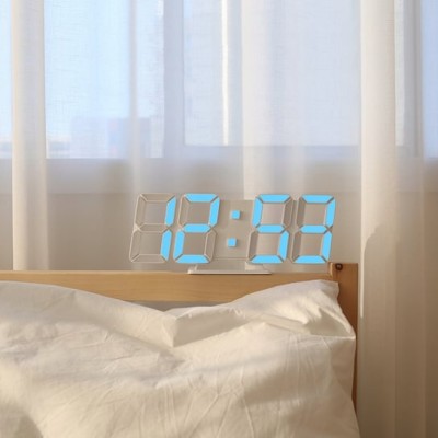 Biały elektroniczny zegar