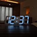 Biały elektroniczny zegar