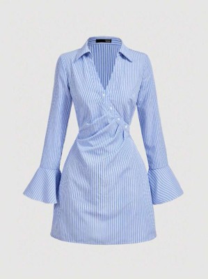 Niebieska sukienka mini paski (M)