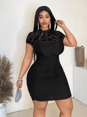 Czarna dopasowana sukienka mini (2XL)