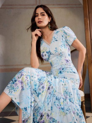 Błękitna sukienka midi wzór (M)