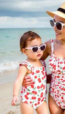 Biały strój kąpielowy wiśnie (18-24M)